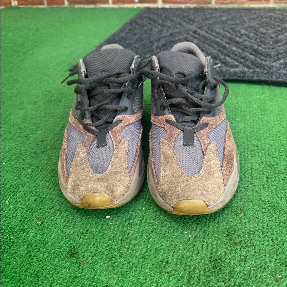 Stylish Yeezy Men's Sneakers - Gray and Brown